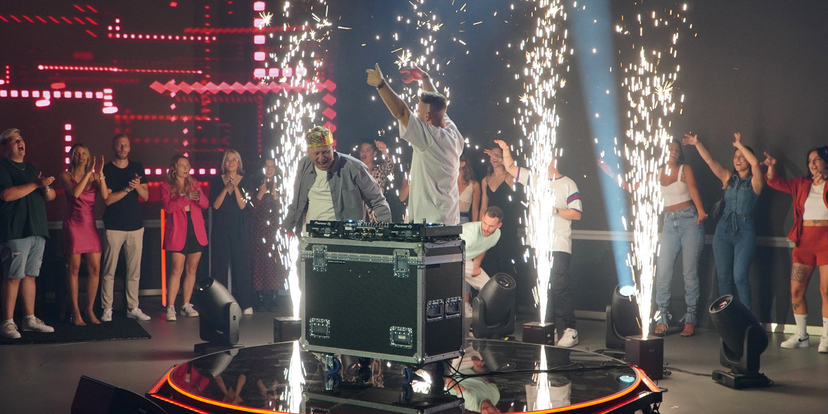 ep_sprecher's tweet image. Am 23.6. wurde die größte Castingshow des Internets #ShowYourTalent, moderiert von @TheRealKnossi &amp;amp; produziert von #MackMedia, live aus dem #EuropaPark auf @TwitchDE gesendet. Der Gewinner @quisDERbarde setzte sich gegen 100 KandidatInnen durch und nimmt den Pokal mit nach Hause.