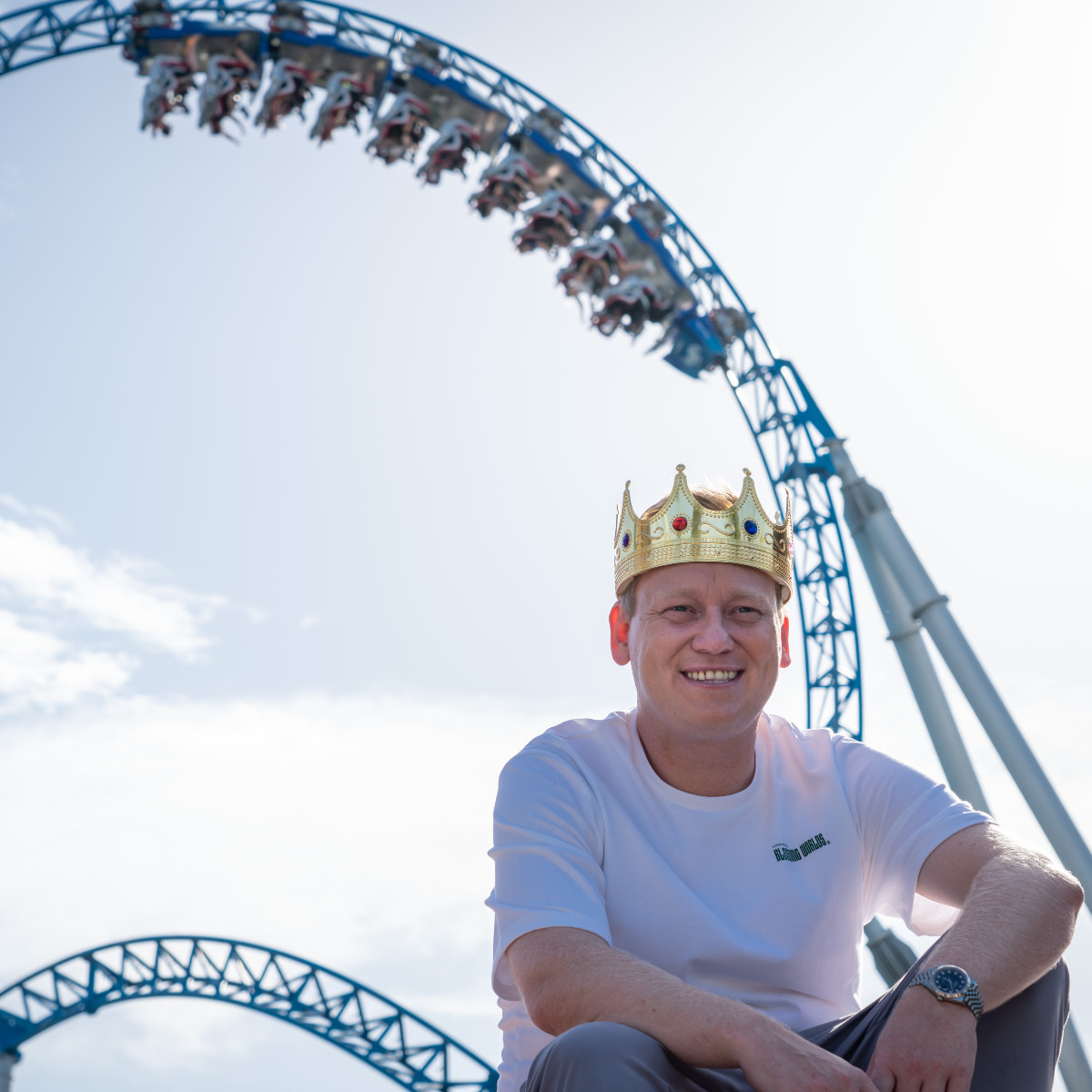 ep_sprecher's tweet image. Am 23.6. wurde die größte Castingshow des Internets #ShowYourTalent, moderiert von @TheRealKnossi &amp;amp; produziert von #MackMedia, live aus dem #EuropaPark auf @TwitchDE gesendet. Der Gewinner @quisDERbarde setzte sich gegen 100 KandidatInnen durch und nimmt den Pokal mit nach Hause.