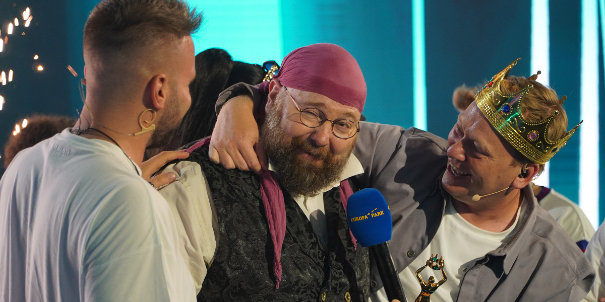 ep_sprecher's tweet image. Am 23.6. wurde die größte Castingshow des Internets #ShowYourTalent, moderiert von @TheRealKnossi &amp;amp; produziert von #MackMedia, live aus dem #EuropaPark auf @TwitchDE gesendet. Der Gewinner @quisDERbarde setzte sich gegen 100 KandidatInnen durch und nimmt den Pokal mit nach Hause.