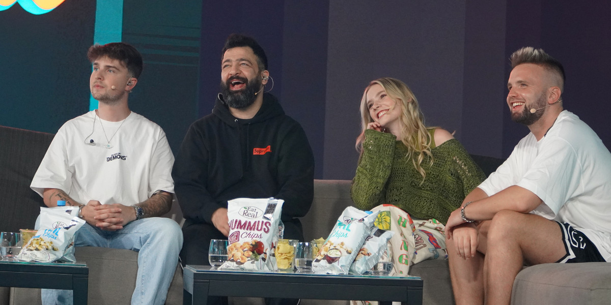 ep_sprecher's tweet image. Am 23.6. wurde die größte Castingshow des Internets #ShowYourTalent, moderiert von @TheRealKnossi &amp;amp; produziert von #MackMedia, live aus dem #EuropaPark auf @TwitchDE gesendet. Der Gewinner @quisDERbarde setzte sich gegen 100 KandidatInnen durch und nimmt den Pokal mit nach Hause.