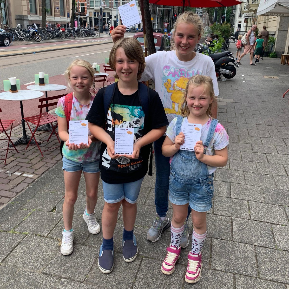 eberhardjes's tweet photo. Wat een geluk! Toen ik net wat flyers wilde brengen bij één van de mooie locaties die ons helpen om steeds meer Eberhardje te verkopen kwam ik Quirijn, zijn zusje en zijn vriendinnen tegen en die zijn dól op de Eberhardjes en wilden heel graag helpen! ❤️
https://t.co/oq9nnc63JV https://t.co/6osZb8CYBc