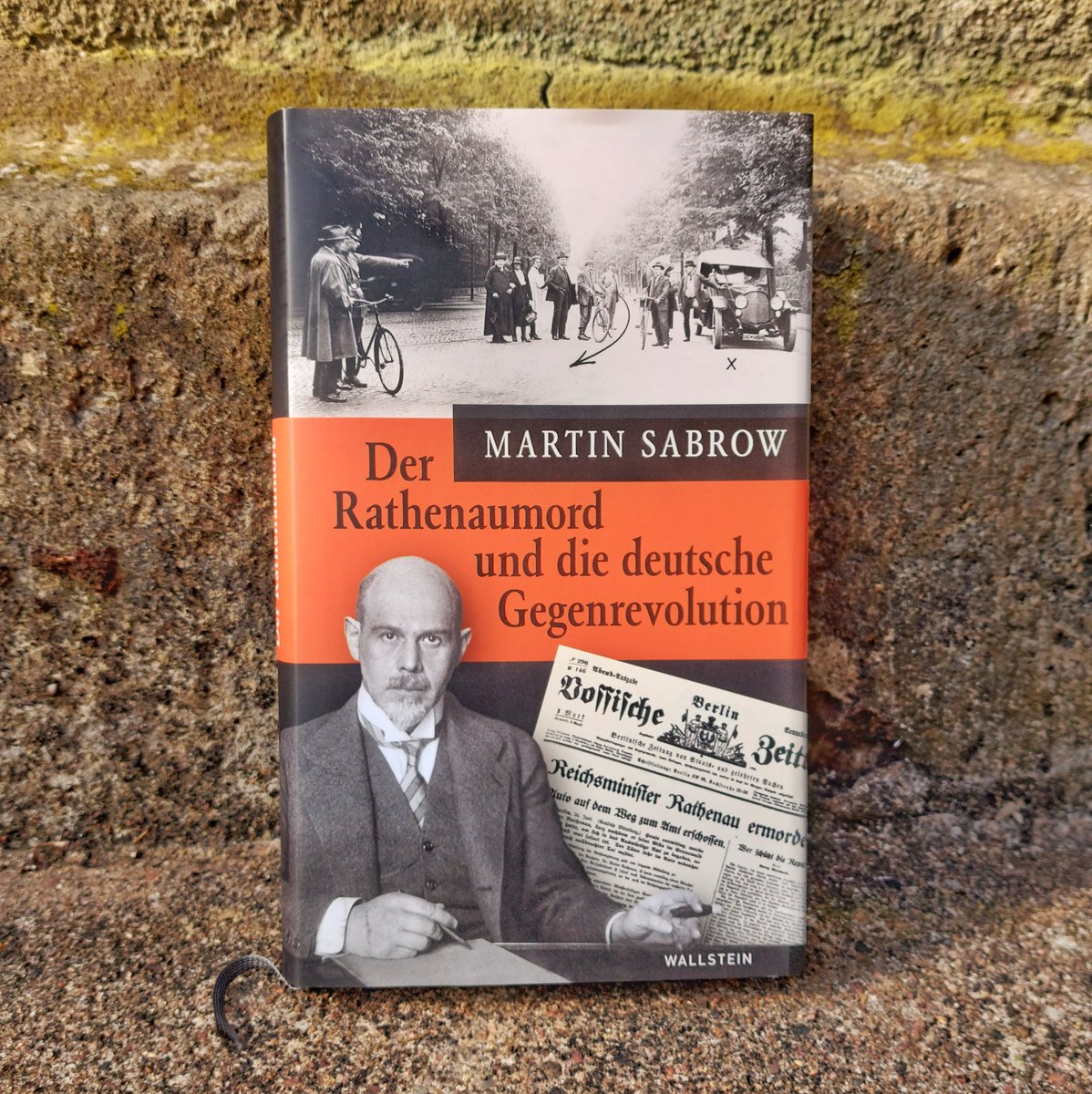 WallsteinVerlag's tweet photo. Heute vor 100 Jahren wurde der Reichsaußenminister Walther #Rathenau von rechtsradikalen Attentätern ermordet. Martin #Sabrow erklärt, wie der Mord zum Sturz der #WeimarerRepublik führen sollte &amp; zeigt Kontinuitäten rechter Gewalt bis heute auf. 👉https://t.co/vd6WDcohYh https://t.co/QmQsZrG9HZ