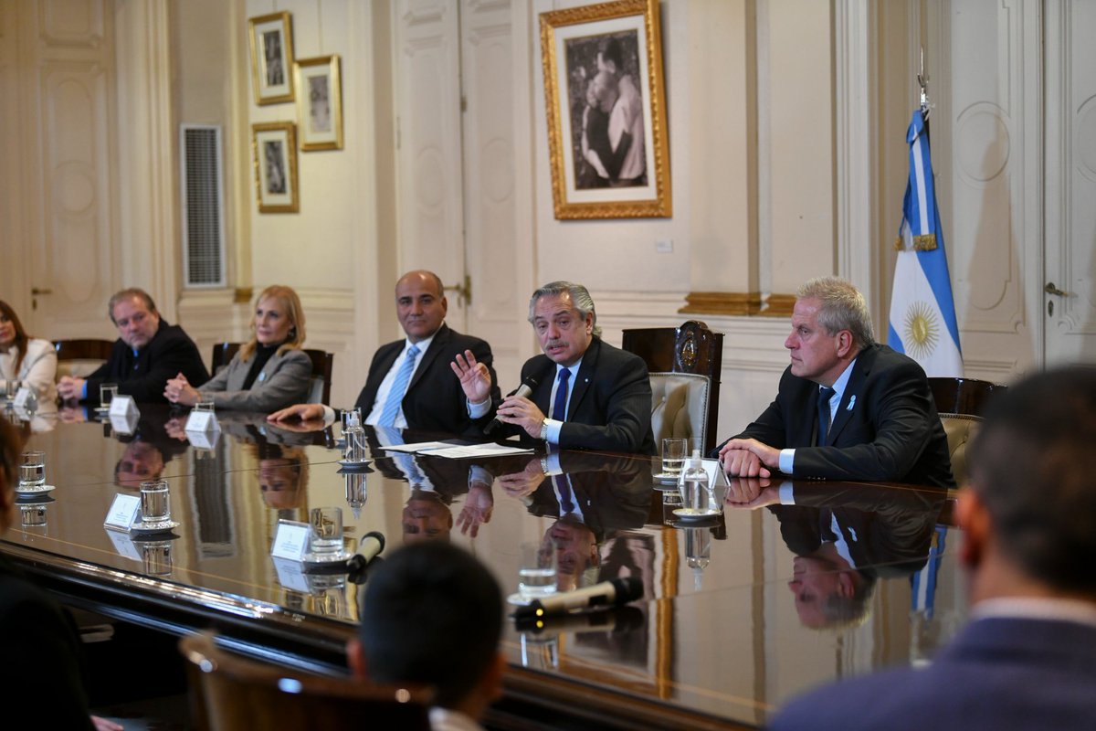 AgenciaComBA's tweet photo. 📝 #Educación: Alberto Fernández firmó un convenio para sumar horas de clase en Tucumán

La medida anunciada por el Gobierno contempla el aporte hasta un 80% del aumento del salario docente https://t.co/lETkAjBtEl

#Convenio #Clases #HorasExtra #Tucumán #AlbertoFernández #Perczyk https://t.co/ECLoBfY1pP