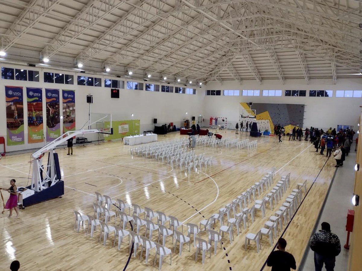 Weretilneck's tweet photo. Bariloche cuenta con el gimnasio más grande de la provincia. Este sueño que iniciamos a finales de 2017 hoy es una realidad, y marca un antes y un después. Felicitaciones a los alumnos y autoridades de la UNCO, al Gobierno Provincial y Municipio. ¡Que lo disfruten! #Juntosaca✅ https://t.co/aBuiujUNHq