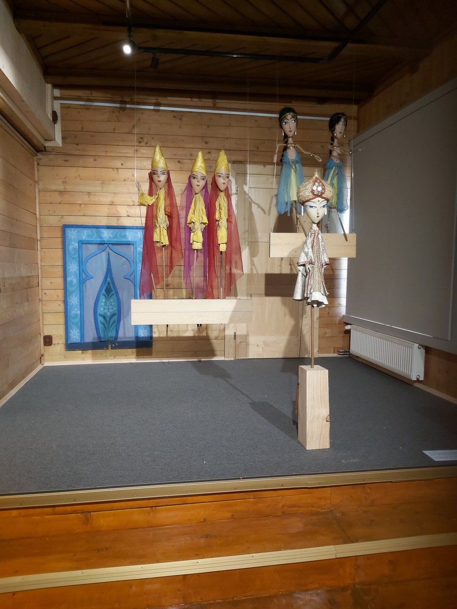 Dwie pyszne wystawy w <a href="/TheTatraMuseum/">Muzeum Tatrzańskie w Zakopanem</a>. W willi Oksza w 150.lecie urodzin Wojciecha Brzegi wystawa "Talent i praca" a w Galerii Hasiora wystawa magicznych lalek z Teatru Rabcio, scenografii i plakatów Jerzego Koleckiego"W krainie dziwów".Obie warte zobaczenia.Polecam <a href="/RadioKrakow/">Radio Kraków</a>