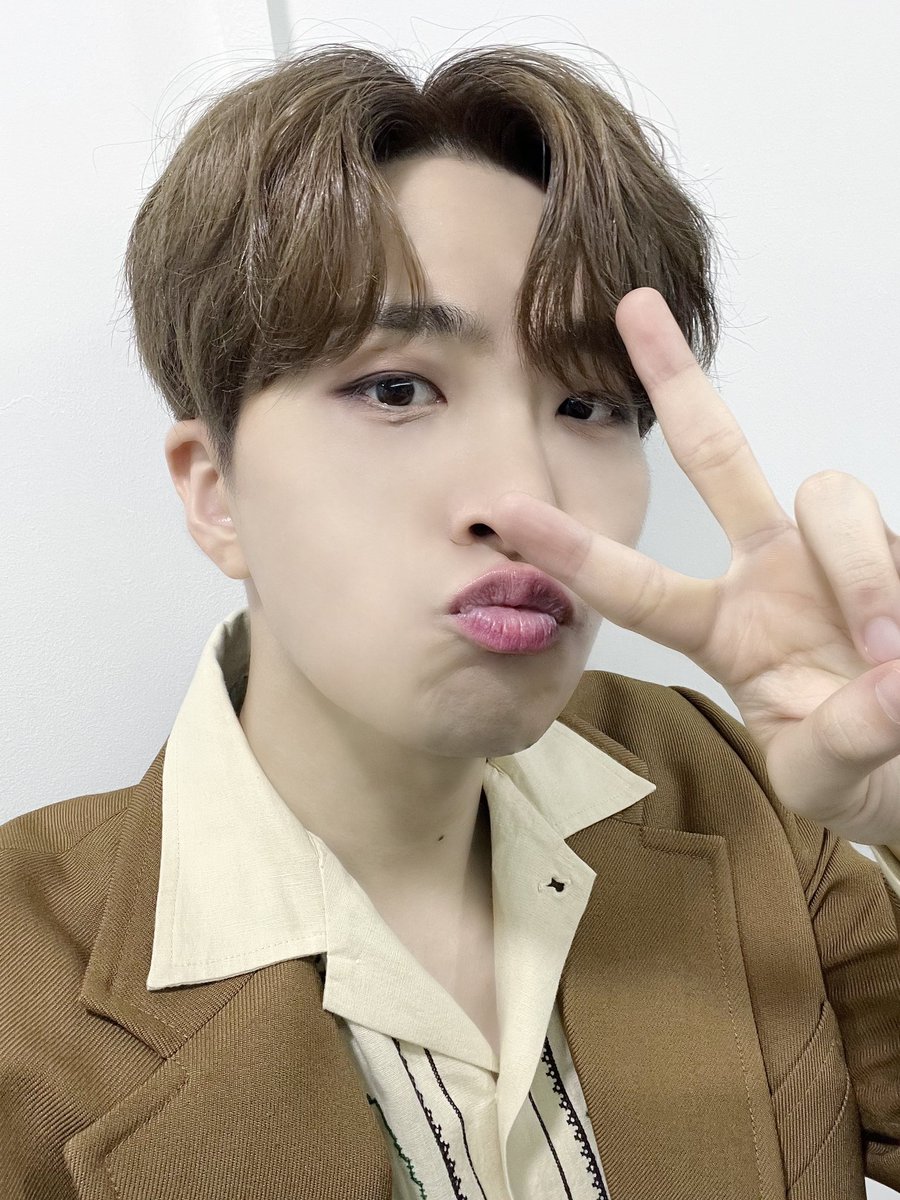 YOUNGJAExArs's tweet photo. [ 오늘도 영재 With You💚 ]

이게 무슨 뜻이냐면 한 마디로 그냥 영재의 달달한 목소리로 듣는 'SUGAR'는 기분이 좋아질 뿐 아니라 중독성도 있다는 뜻인데요.
우리 영재는 아가새의 인체에 백익무해하니 마음껏 중독되셔도 괜찮습니다. 🍭🍬💗

#Youngjae #영재_슈가 #SUGAR https://t.co/76abUcTnj0