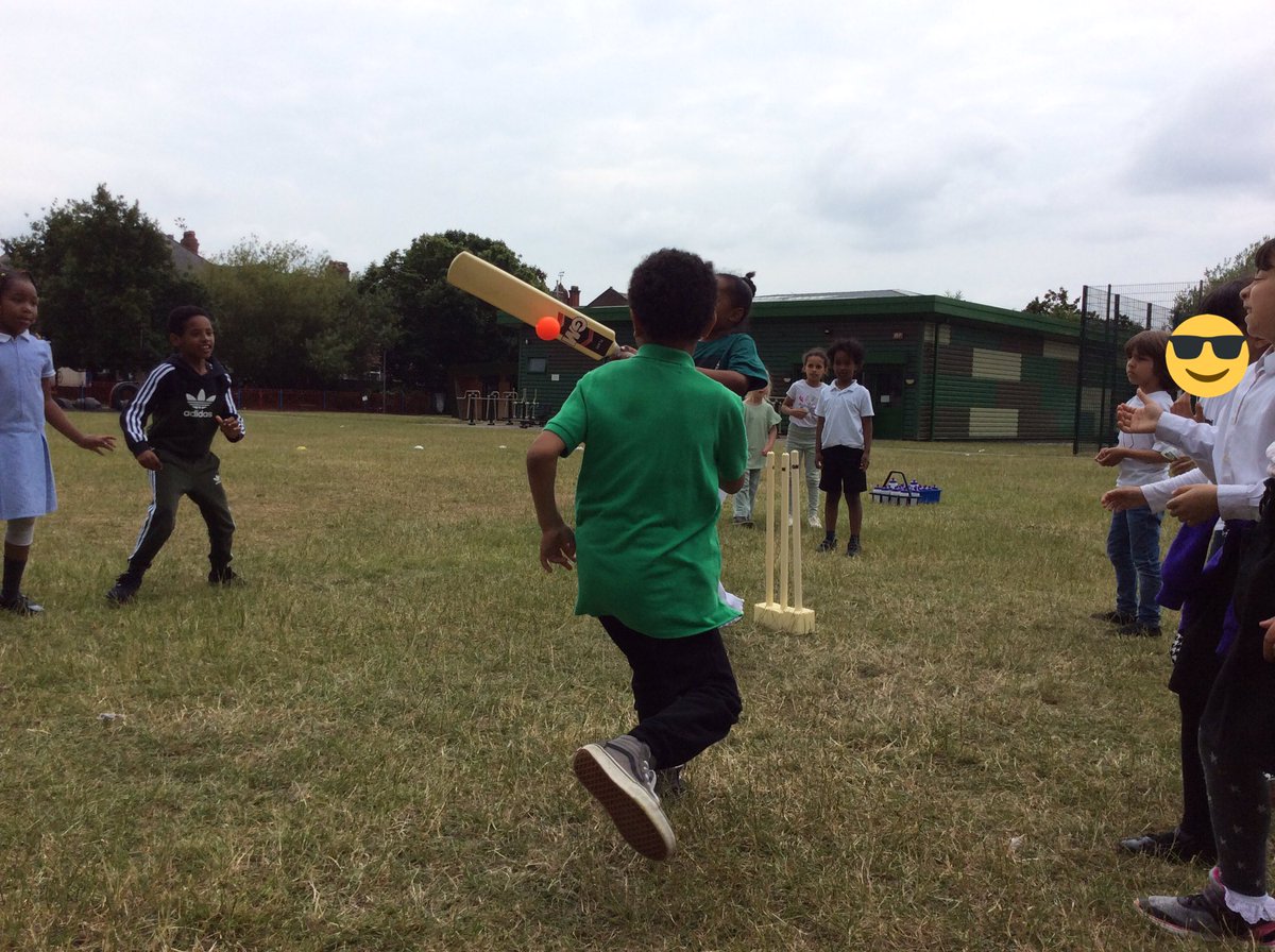 KingsleyLpool's tweet image. 2T vs 2S at cricket 🏆#kingsleysportsday #class2T #class2S