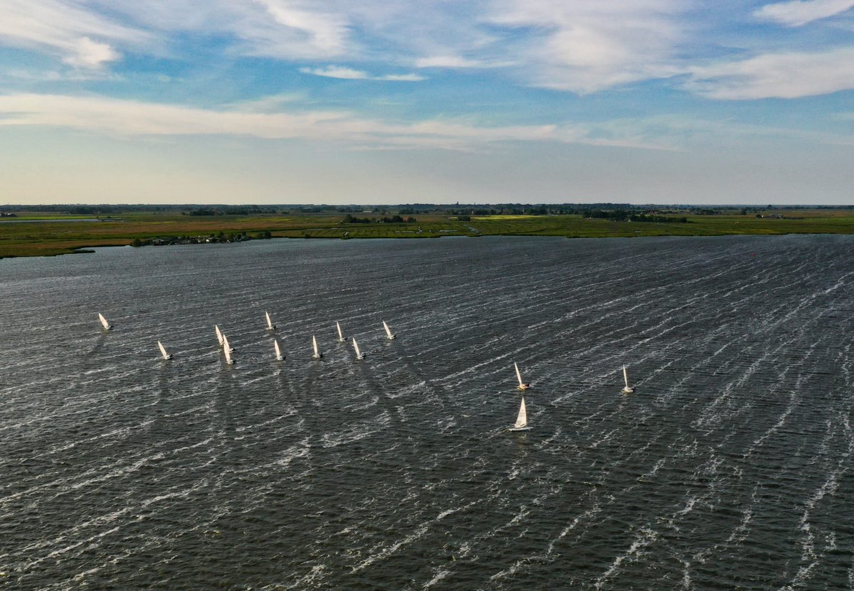 Vanavond gaan we weer strepen trekken op het Kinselmeer. Dronefoto door Jerom van der Veen (Insta @jeromfpv) en Sven (Instagram @seven_cinematics)
#amsterdam #zeilen #laser #Ilca #Kinselmeer #doordrijvers