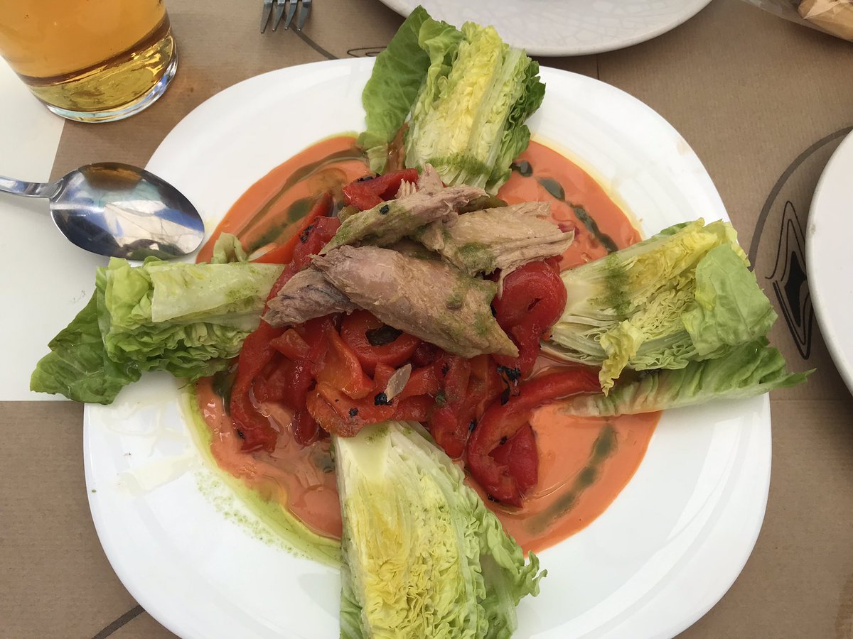 La Cuadrilla Vegana se ha venido a Cádiz porque le han dicho que la “Ensalada Silvia” de El Rincón de Silvia tiene verde, pero se le perdona por lo espectacular. Luego vendrá el pescado