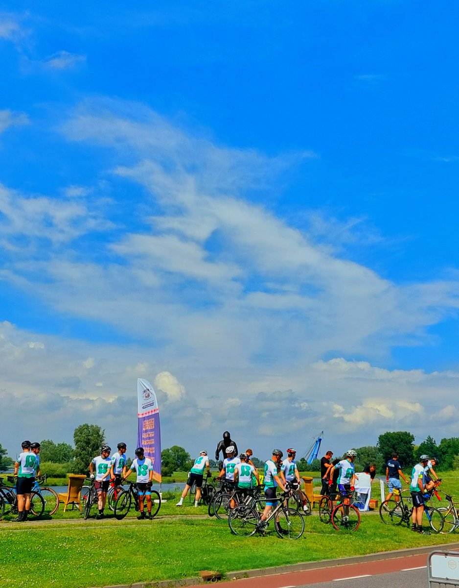 CafeMerwe's tweet photo. Vandaag zijn we een stopplaats voor Bakker installatie techniek Sliedrecht, die zijn aan het fietsen met collega's en klanten, 320 fietsers, sportief bezig. https://t.co/lSPmFrHFlX