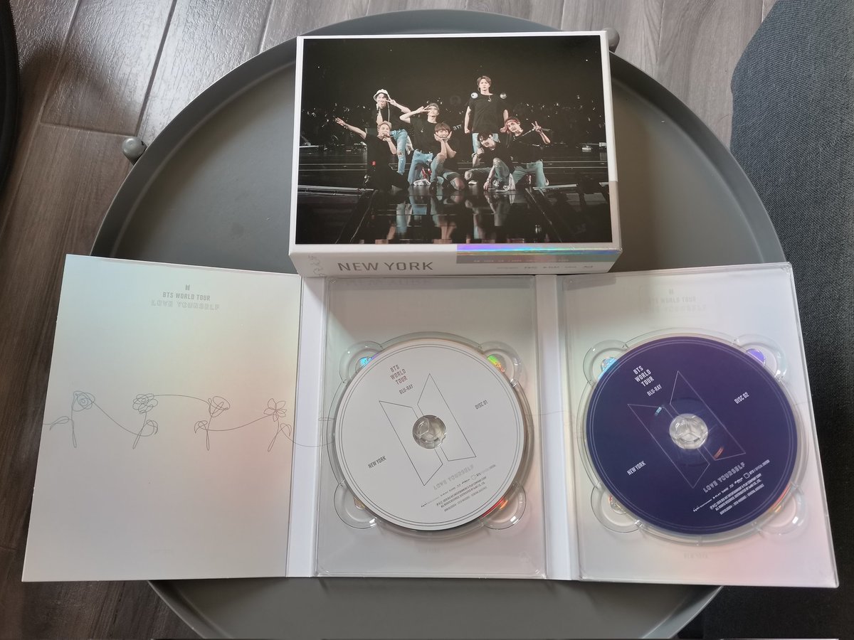 moonmin_ph's tweet photo. #moonminsells
WTS LFB BTS PH LY NY BR

ON HAND LOVE YOURSELF NEW YORK BLURAY (RARE)
- 2,500PHP
- inclus: ob, discs, photobook, postcard
- dop nego as long as sure buyer https://t.co/FUKkxhtwwv