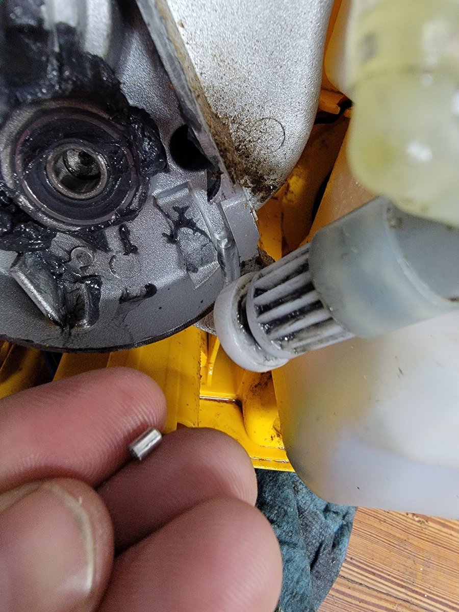#Dewalt 60v chainsaw bar oiler cam follower is part of casting #notstrongenough