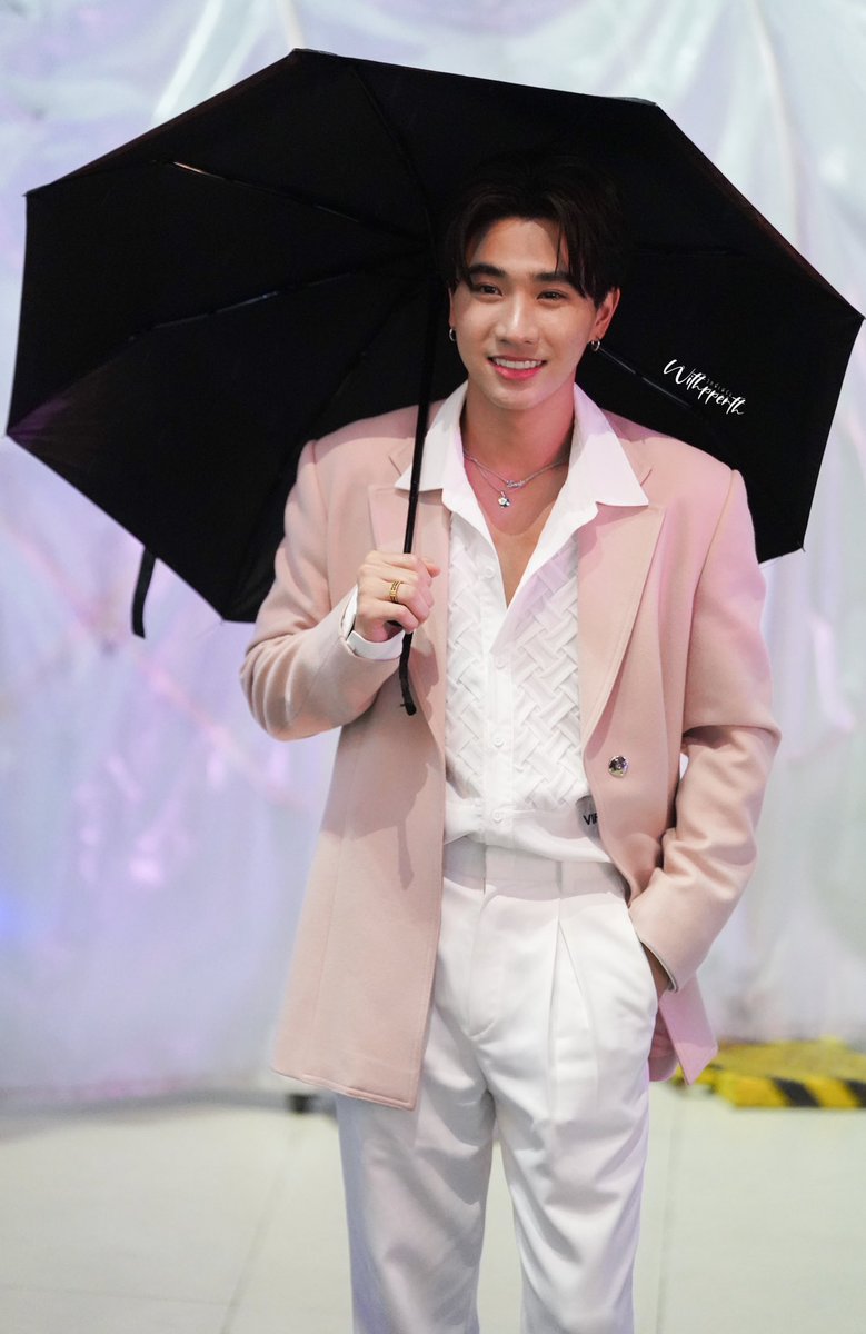 เด็กน้อยกางร่ม 🥰

#PerthTanapon 
#LancomeHappinessTH 
 #KDPPE