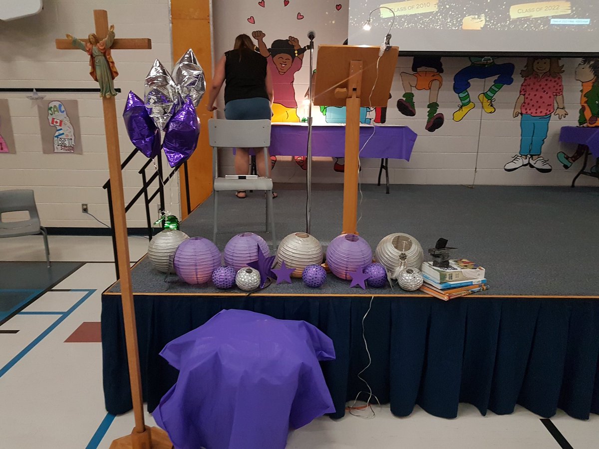 AlaneMartinuzzi's tweet photo. What a lovely day for our Gr. 6 Leavetaking this morning! So many smiling faces! @StClareOCSB https://t.co/9vgR3QkkZA