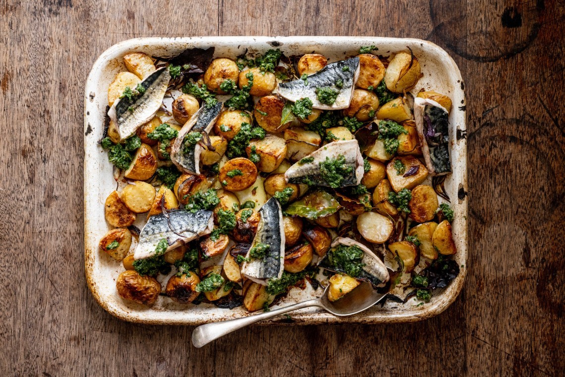 Cornish New potatoes with bay, lemon, garlic, mackerel fillets and green herb sauce is the perfect summer dish, created for us by Gill Meller ☀️. 

For the full recipe, visit our website:seasonalspuds.com/recipes/gill-m…

#Fish #RecipeInspo #CornishNew #Potatoes