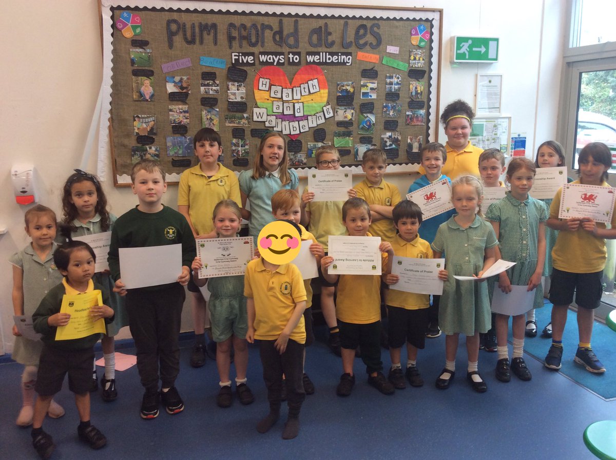 StMarysRCSch's tweet photo. Bendigedig to this weeks stars and citizens! #PraiseAssembly #Stars #Citizens https://t.co/tMpY8273pk