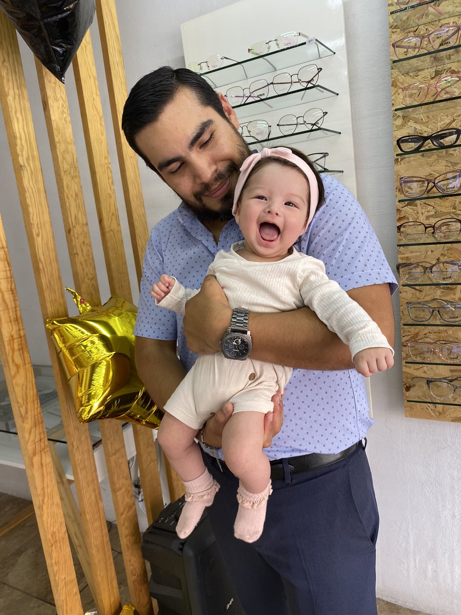 SOY1ROLON's tweet photo. De pronto un día de Febrero cambio mi vida! Conocí al ser más hermoso, el tipo de amor más sincero y bonito…. Y hoy soy el hombre más afortunado del mundo. Gracias por darme el mejor regalo de mi vida @KarenUscangaJ1 te amo muchísimo amor!❤️ Mila, hija eres el brillo de mis días https://t.co/QpgKFT3JcU
