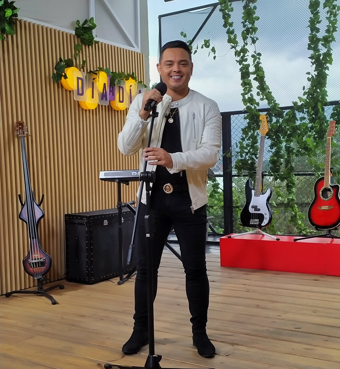 DiaaDiaCaracol's tweet photo. En la #TerrazaMusical está @oscarprinceofi con su más reciente lanzamiento “Tu partida”. 🎵🕺🎤 #DíaADíaTuCasa #DíaADía #ÓscarPrince #TuPartida #Lanzamiento https://t.co/Lod5CqSmfk