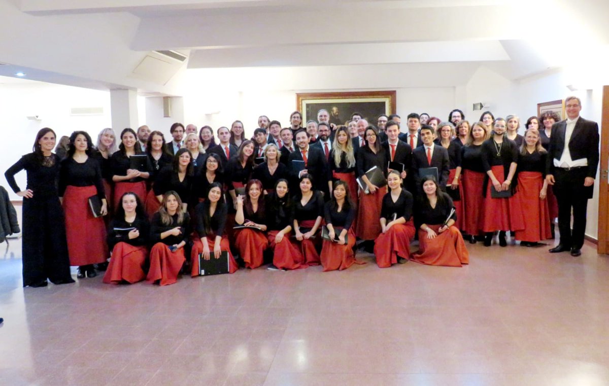 coroFmedUBA's tweet photo. Una foto de todo el coro minutos antes de cantar en la Catedral de La Plata ❤

#CoroFmedUBA #CoroFmed #FmedUBA #UBA #Choir #Concierto #CatedralDeLaPlata https://t.co/XbIeUB2KZ4