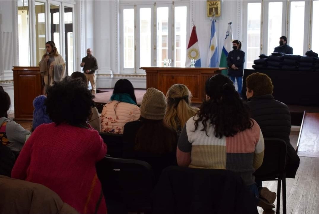 Esta mañana, en el Salón Blanco del Palacio Municipal, se llevó a cabo la entrega de camperas para quienes llevan adelante los Programas de Alfabetización y Talleres Culturales, recorriendo todos los barrios, para acercar el derecho a la educación en cada rincón de la ciudad.👣
