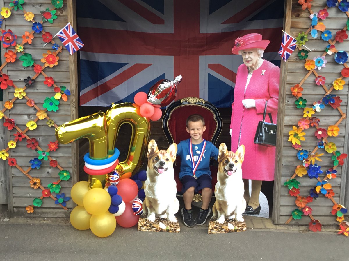 RimroseHope's tweet photo. 1/2B meeting the Queen #jubilee #partyfeeling https://t.co/grcY3zmkpX