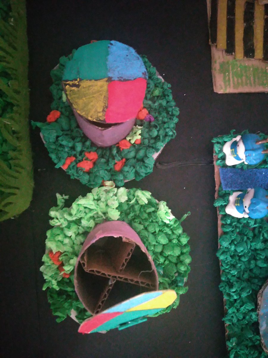 House with solar energy and well for water et Poubelle multi partie (plastique, verre, produit recyclage and organic materials:fertiliser)