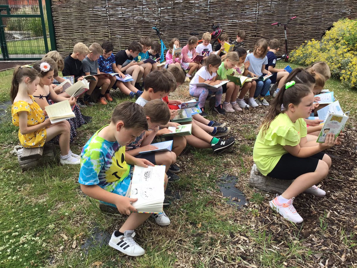 Y3_CTK's tweet photo. Spending some quiet time reading the new books that were delivered today. #lovereading #differentinterests https://t.co/mvLoKtXn14