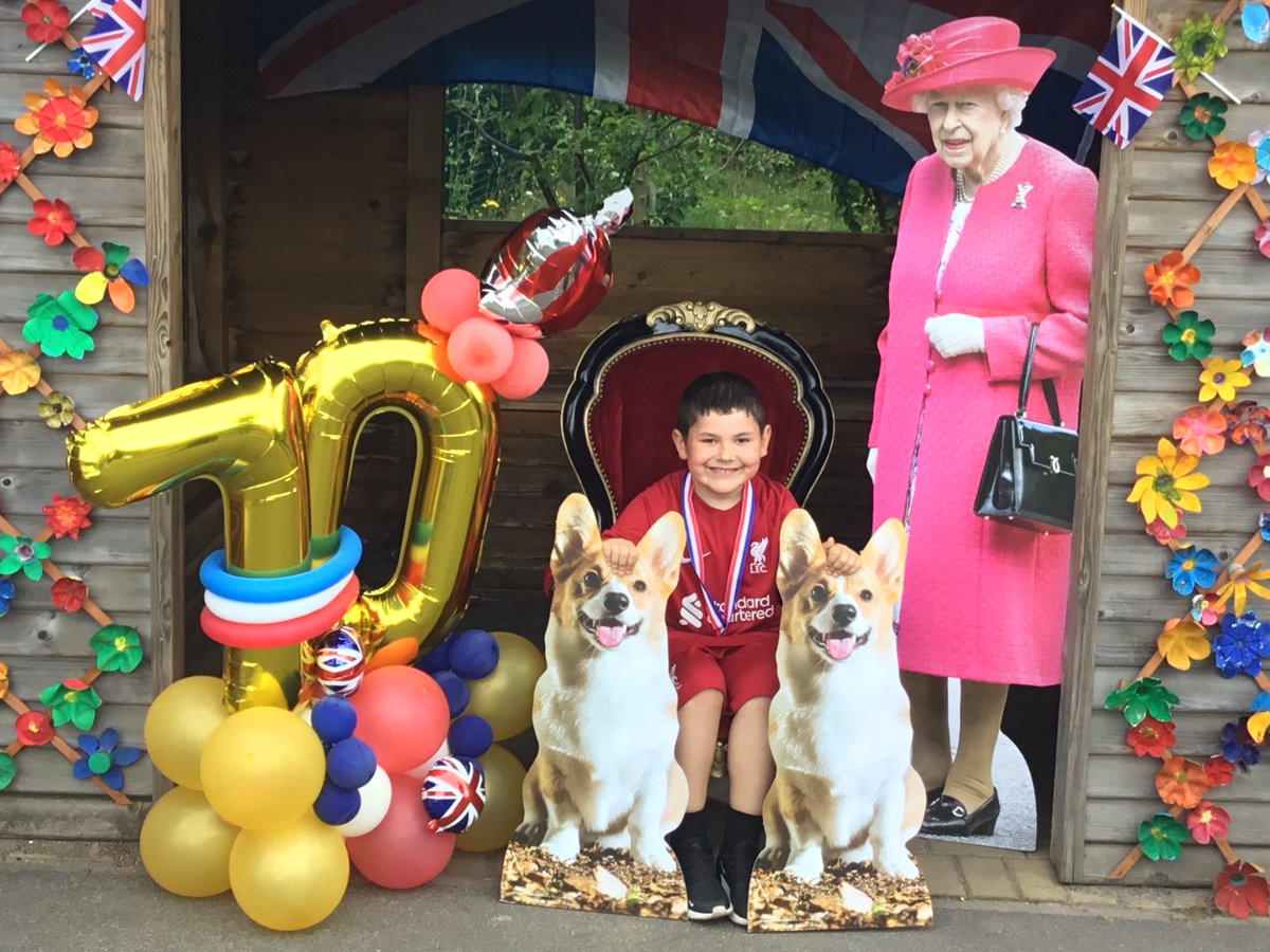 RimroseHope's tweet photo. 1/2B meeting the Queen #jubilee #partyfeeling https://t.co/grcY3zmkpX