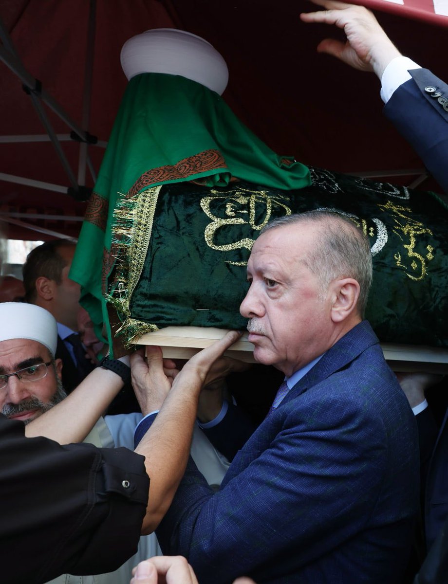 KristalViolee's tweet photo. Alimleri astıran yöneticilerden, alimlerin tabutlarını omuzlayan yöneticilere.. https://t.co/kaZCZkR8X6