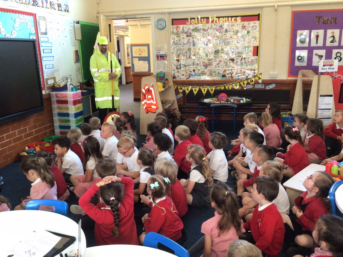 MissMor85589275's tweet photo. Reception enjoyed a visit from our Lollipop man #Roadsafety #Stoplookandlisten https://t.co/mFdnvhHMFx