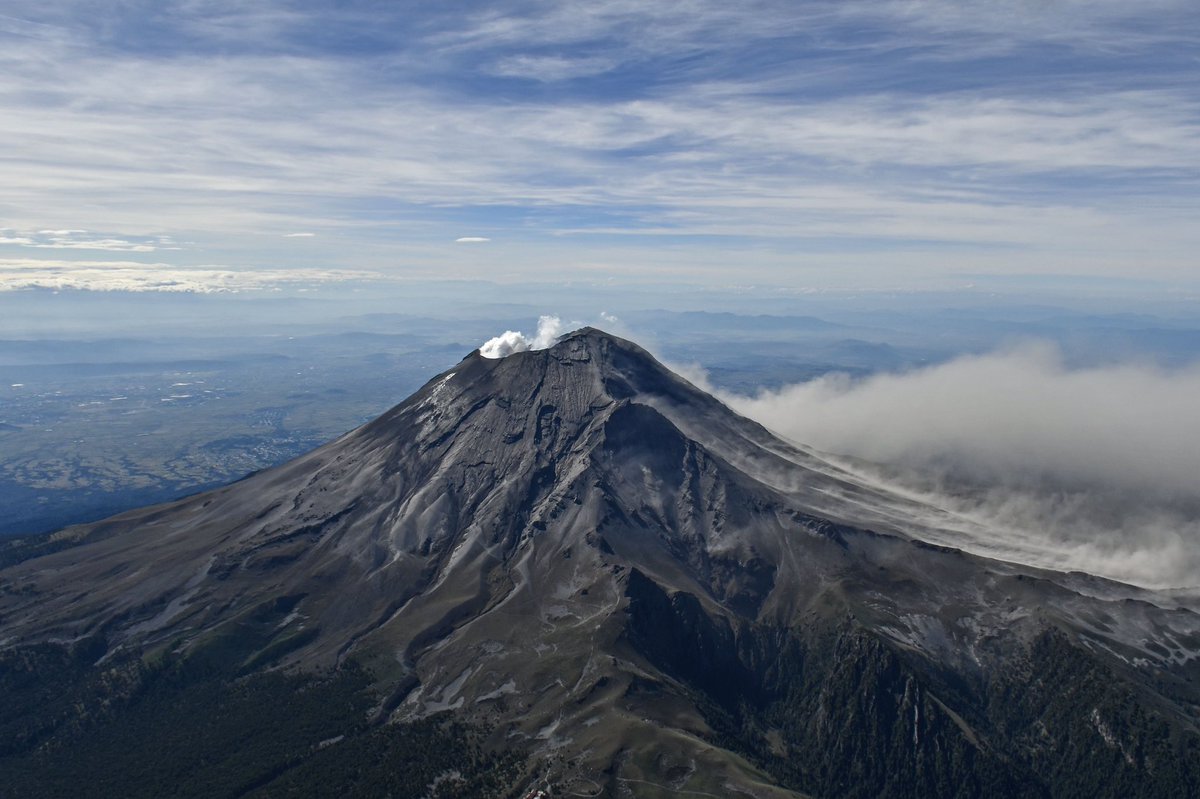 CNPC_MX's tweet photo. ⚠️🌋 #Recuerda: El #Popocatépetl es un #Volcán activo y su comportamiento es impredecible. 

Subir NO es una hazaña deportiva ni un mérito, es un acto de irresponsabilidad que pone en riesgo tu vida y la de rescatistas. 🚫¡No te arriesgues! https://t.co/TEZuByqxp5 https://t.co/0g38TUsnxr