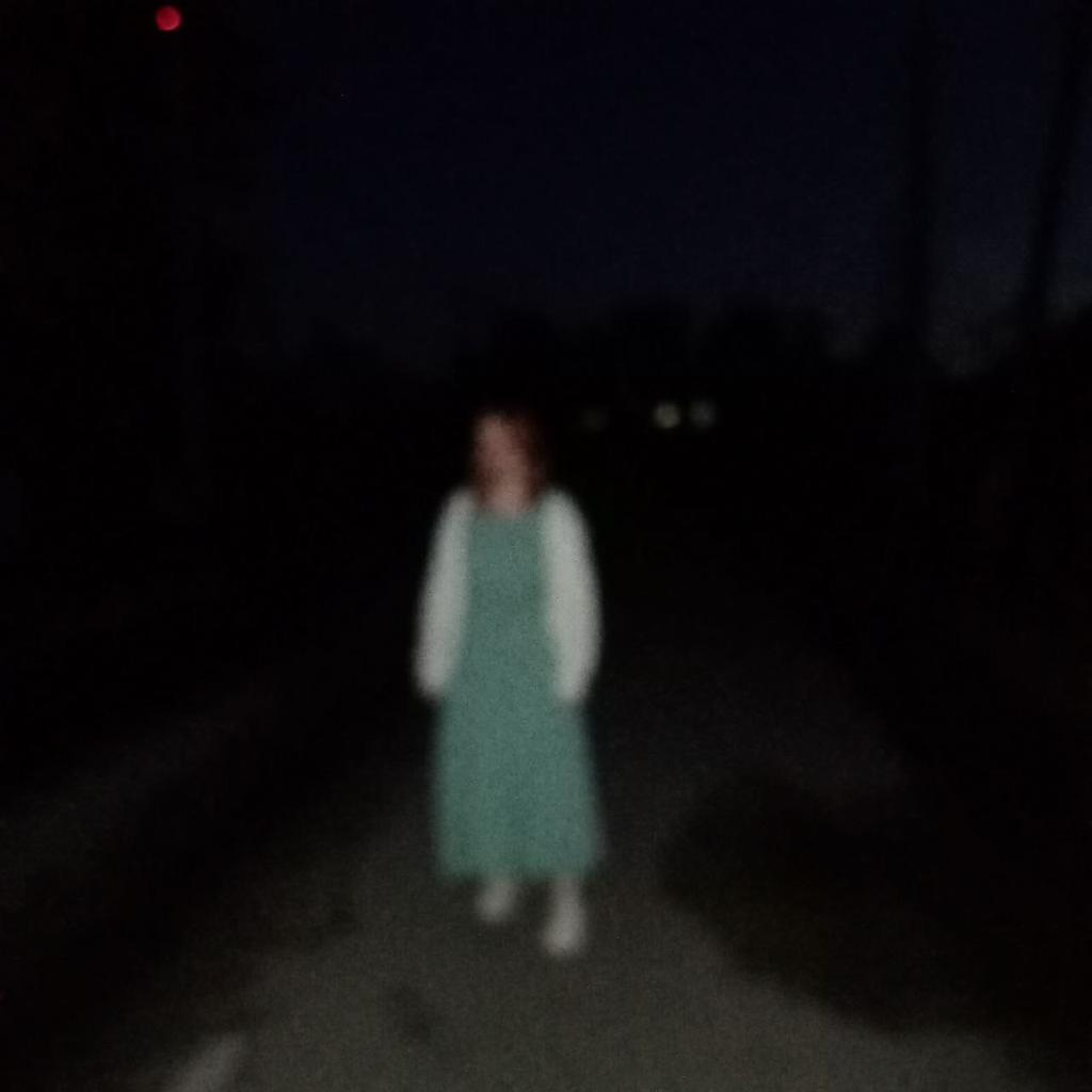 Мы погуляли под дождем, погуляли ночью, встретили рассвет.
Это было так классно.
Большинство фоток получились без фокуса, но они все равно достаточно атмосферные.