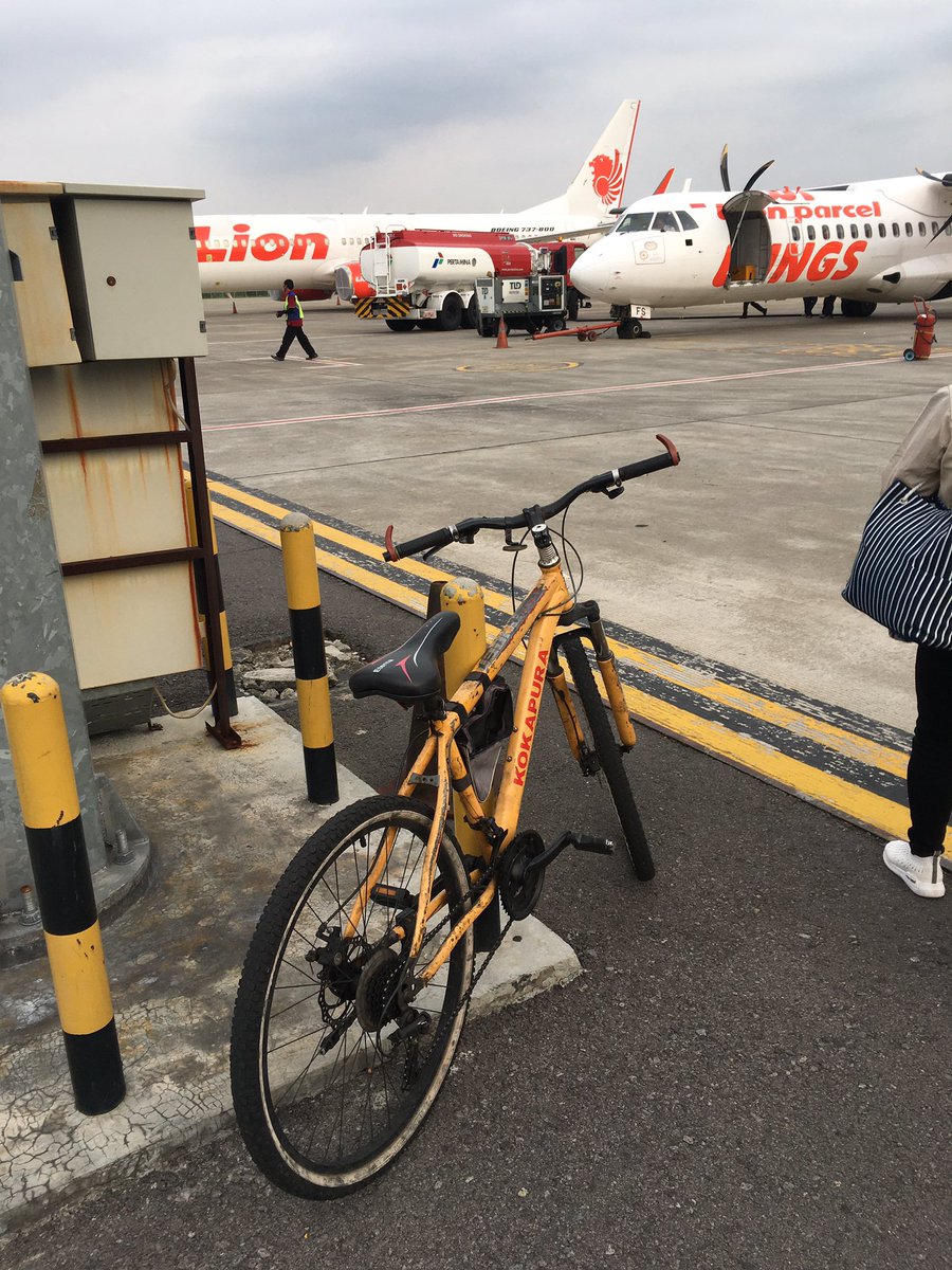 joeyakarta's tweet photo. Melewatkan setengah hari melalui 2 bandara @AP_Airports, menuju DPS via SRG ketika rute lain telah penuh/blm kembali buka, buatku tidak #masalah. 
Tetap demi memberikan pesan kpd publik bhw ada bandara AP 1 lain yg #bermasalah dlm pembangunannya; YIA. https://t.co/Yot1VaSXOw