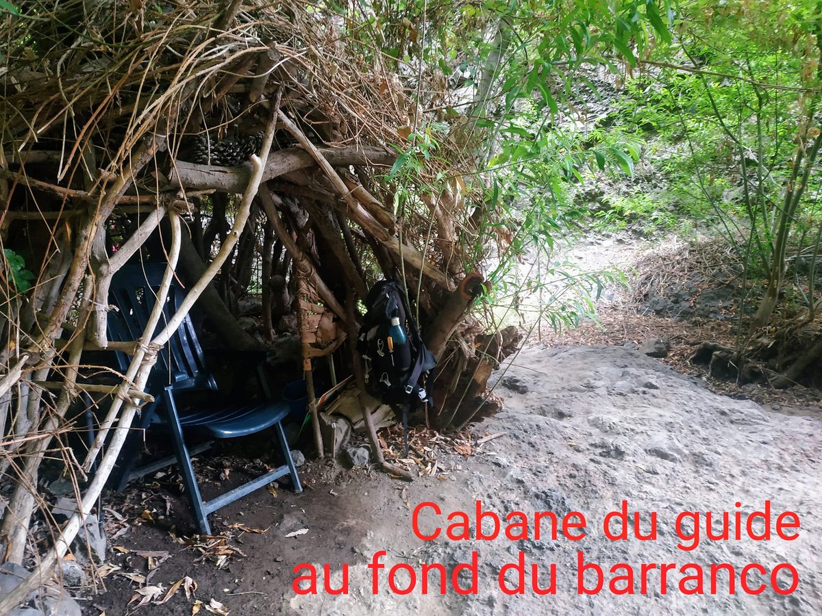 Como el ser humano se apropia un sitio natural. Foto de una visitante francesa en la Reserva Natural Especial del Barranco del Infierno. ¡Qué imagen!
¿Se han montado un chiringuito al final del camino?
#especialsilladeplastico #adejeylanaturaleza #pasasinhuella