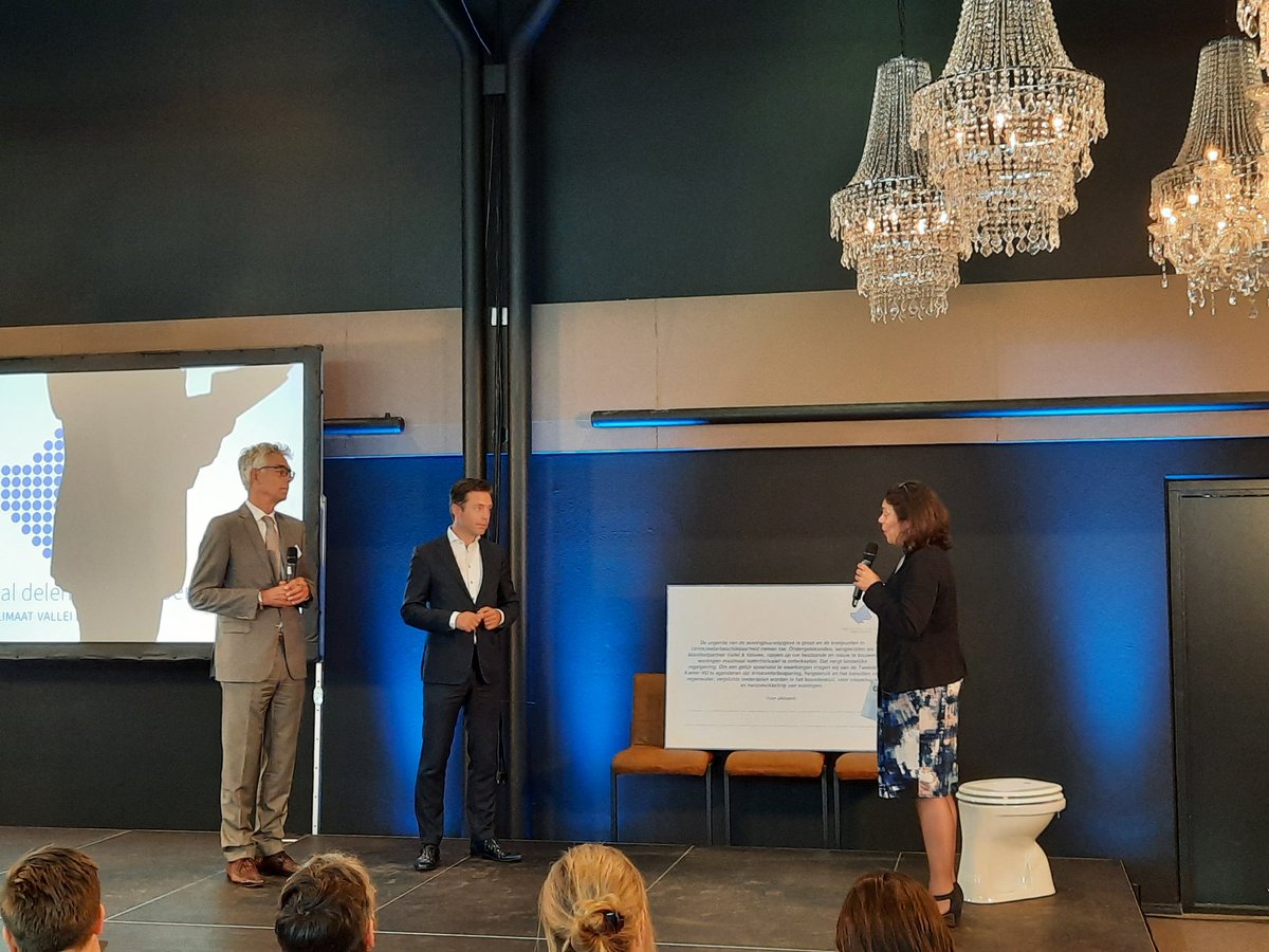 Tijdens de #klimaattop van <a href="/PlatformWater/">PWVE</a> hebben dijkgraaf <a href="/MarijnOrnstein/">Marijn Ornstein</a> en directeur <a href="/Vitens/">Vitens</a> @jelle_hannema de oproep ondertekend aan de tweede kamer om drinkwaterbesparing en hemelwaterbenutting op te nemen in het #bouwbesluit.