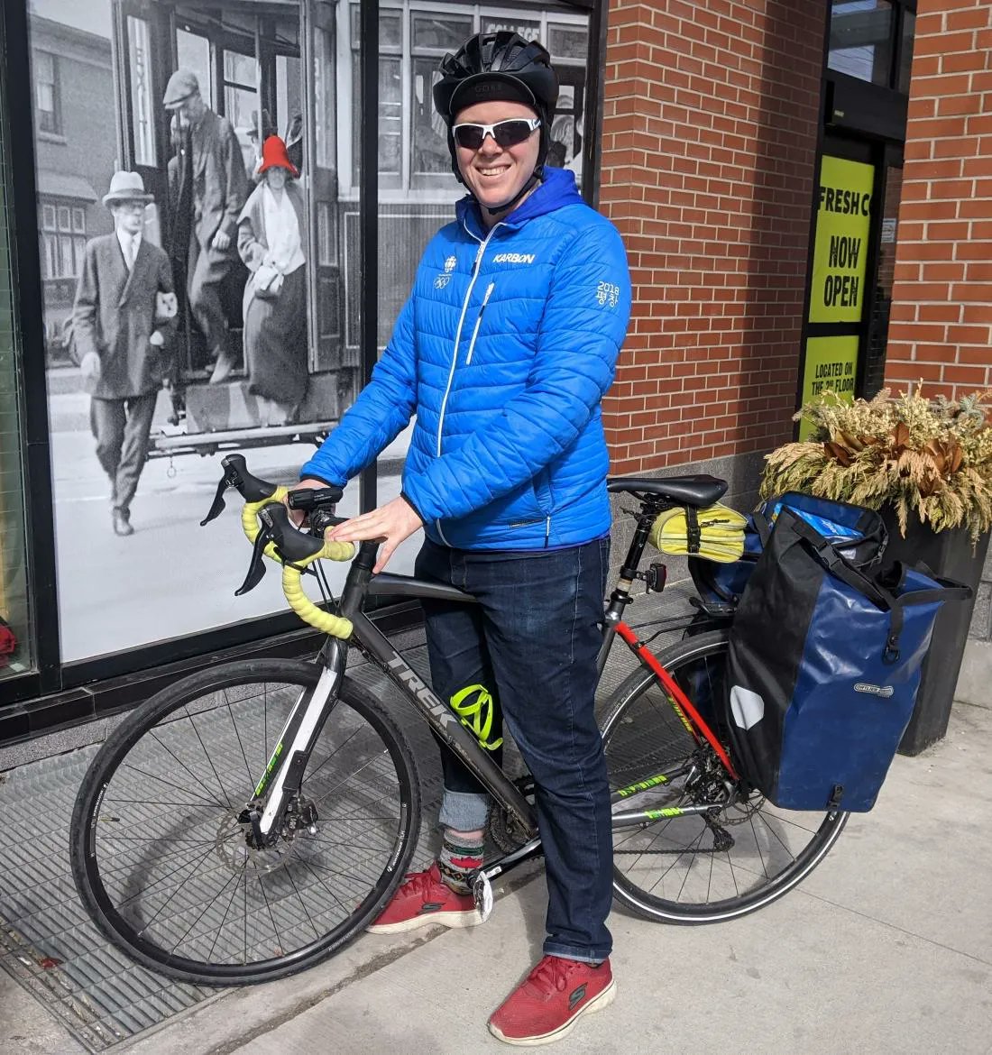 Shopping by bike can be fun and less frustrating and stressful than driving around the parking lot trying to look for a spot. 🛍️ 🚲 #BikeMonth #SmartCommute

Check out this blog by @cycletoronto on tips for shopping by bike and the accessories needed. buff.ly/3tPnDjM