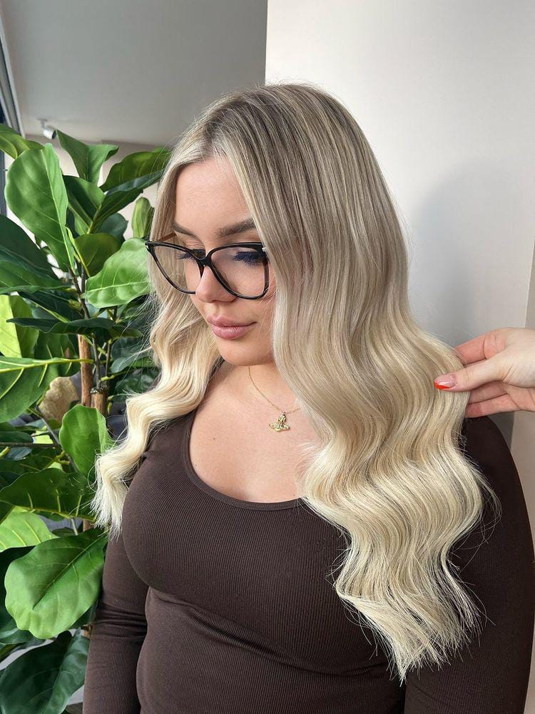 HairRehabLondon's tweet image. Stylist - @makenziehairdressing

Get The Look - ORIGINAL CLIP-IN EXTENSIONS 18" (130GMS) ⁠
⁠
SHOP:l8r.it/Ge0K⁠
 
Next day delivery &amp;amp; free shipping available⁠
#blondebalyage #bronde #shadowroot #balayagehighlights #babylights #hairrehablondon