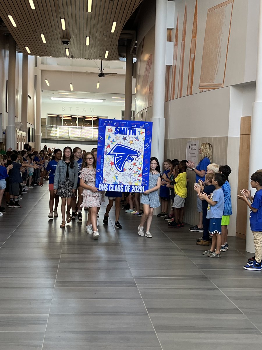 Tweet_DPS's tweet photo. What a great tradition of having 5th graders walk through the halls and be cheered on by fellow students ππ We love to see it! @Smitty_Bulldogs
#smithschool #movingon #lastday #5thgraders #happysummer https://t.co/2XBrkN21mE
