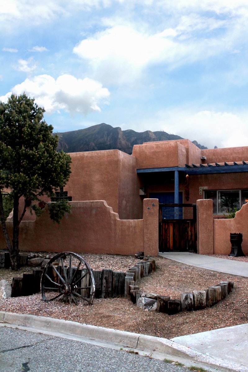 goranpandza's tweet photo. Incredible #Albuquerque House
and Sandia Mountains in back
🍉🌵⛰

#newmexicotrue #nmtrue #abqtrue #trueabq #sunset #sandiamountains #abq #mountaintop #visitABQ #mountaintopview #abqnm #photo https://t.co/NUOkyzwY6y