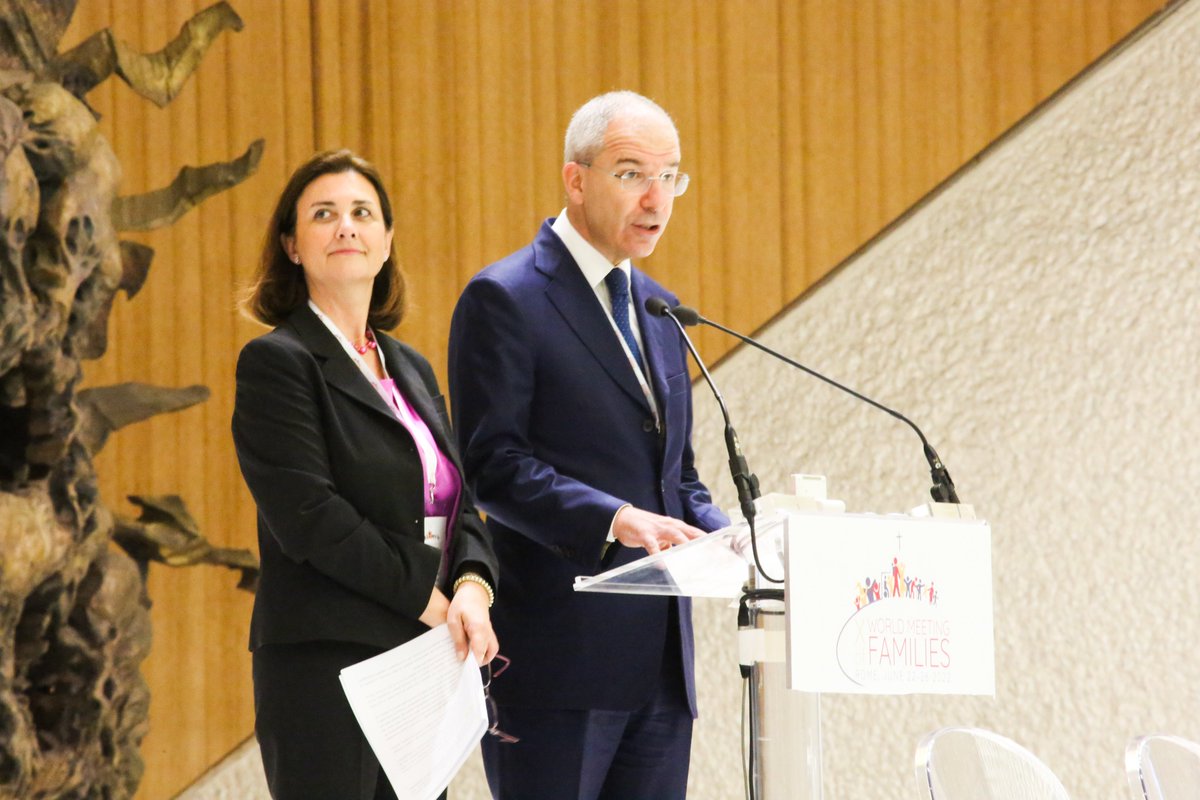 LaityFamilyLife's tweet photo. Sottosegretario del #DLFV Gabriella Gambino e Giovanni Nuzzi: Sposi e pastori insieme, siamo chiamati ad annunciare ai giovani che la vita coniugale, nonostante le fatiche, è la risposta alle loro attese più profonde. #WMOF22 #AmorisLaetitia https://t.co/vvbOaRqLYH