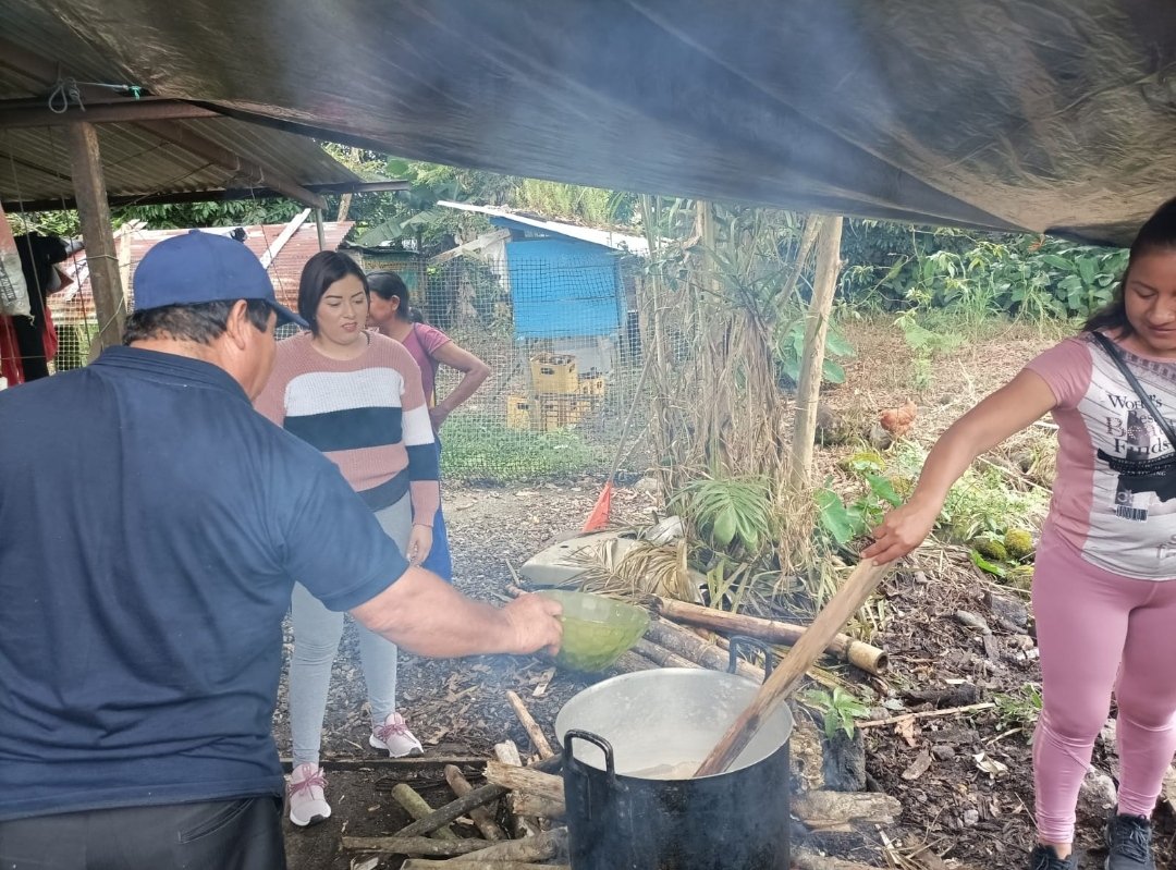 ProyectoAtpa's tweet photo. #PASTAZA mediante el proyecto #ATPA en convenio con #PROAMAZONIA e #IICA, han desarrollado la capacitación de caldo mineralizado y fungicida orgánico en la escuela de campo de Cacao ubicado en la parroquia y Cantón Santa Clara https://t.co/aMB5Gu17fq