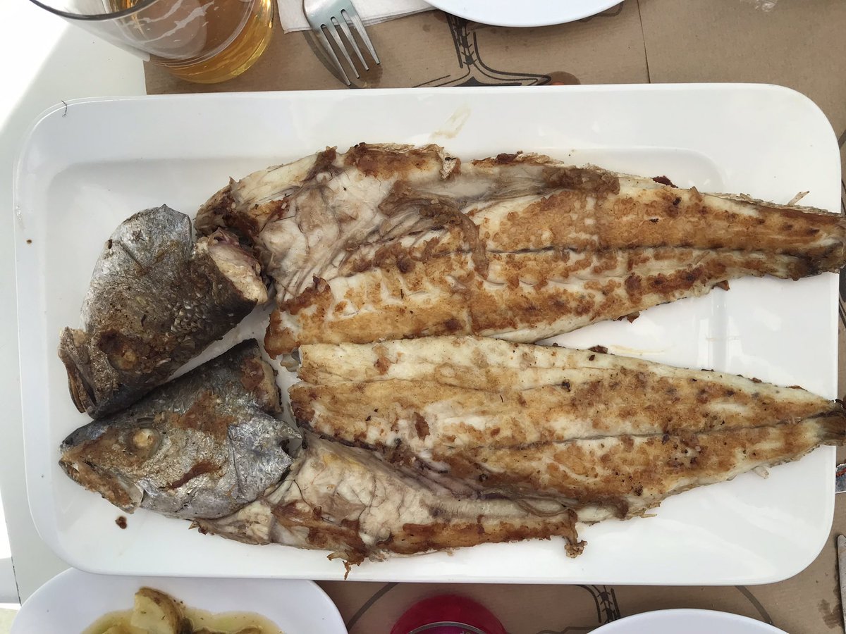 Y llegó el pescado. Esta lubina a la espalda nos estaba esperando, y es de mala educación no atenderla como merece