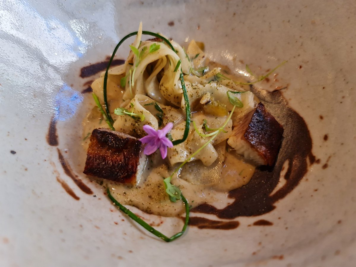 bybetonavarro's tweet photo. Pedi asilo, y sino se me concede, me quedo atrincherado en 
@fierrovlc con @Ger_Carrizo y @Carito_Lou y un equipo de máximo nivel con Mariana en sala y la gran @eva_sumiller
Un restaurante europeo sólo para elegidos. https://t.co/zrqVQBjngZ