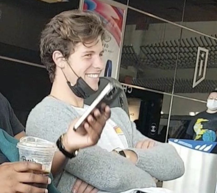 shawnitaupdates's tweet photo. Shawn Mendes at the Toronto’s Airport yesterday 🤍✨ https://t.co/UDhO0SsDCS