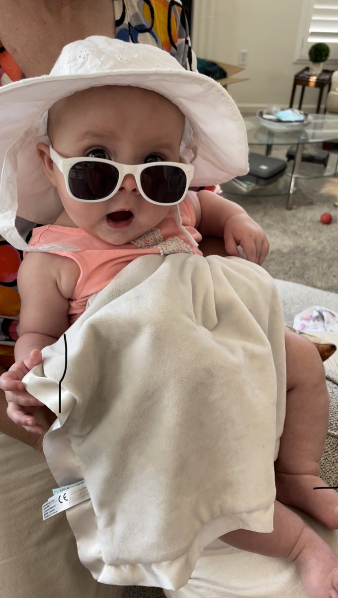 My little niece already workin her best angle like the true star she is 💕👩‍🎤