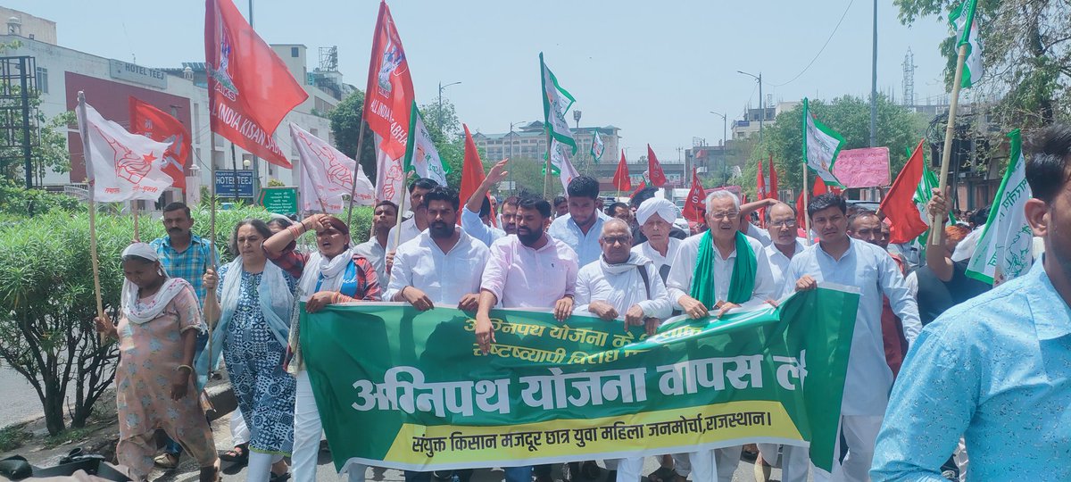RakeshTikaitBKU's tweet photo. यूपी के 75 जिलों के साथ दर्जनभर प्रदेशों में #SKM के आह्वान पर #BKU कार्यकर्ताओं ने अग्निपथ योजना का शांतिपूर्ण विरोध करते हुए महामहिम राष्ट्रपति के नाम ज्ञापन सौंपा।
नौ-जवानों के भविष्य को लेकर संघर्ष जारी रहेगा। @ANI @PTI_News #YouthEmpowerment https://t.co/ZTkJWPNSHF