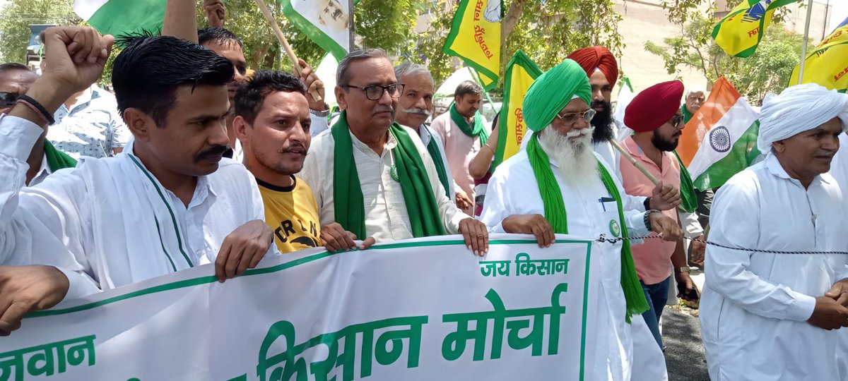 RakeshTikaitBKU's tweet photo. यूपी के 75 जिलों के साथ दर्जनभर प्रदेशों में #SKM के आह्वान पर #BKU कार्यकर्ताओं ने अग्निपथ योजना का शांतिपूर्ण विरोध करते हुए महामहिम राष्ट्रपति के नाम ज्ञापन सौंपा।
नौ-जवानों के भविष्य को लेकर संघर्ष जारी रहेगा। @ANI @PTI_News #YouthEmpowerment https://t.co/ZTkJWPNSHF