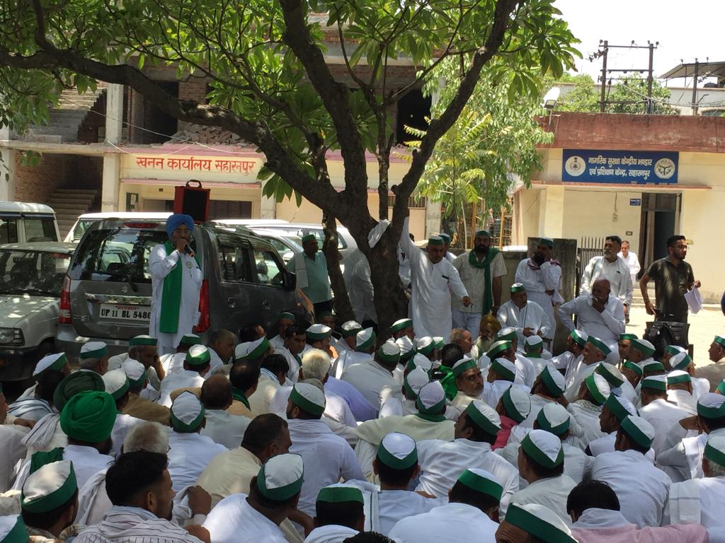 RakeshTikaitBKU's tweet photo. यूपी के 75 जिलों के साथ दर्जनभर प्रदेशों में #SKM के आह्वान पर #BKU कार्यकर्ताओं ने अग्निपथ योजना का शांतिपूर्ण विरोध करते हुए महामहिम राष्ट्रपति के नाम ज्ञापन सौंपा।
नौ-जवानों के भविष्य को लेकर संघर्ष जारी रहेगा। @ANI @PTI_News #YouthEmpowerment https://t.co/ZTkJWPNSHF
