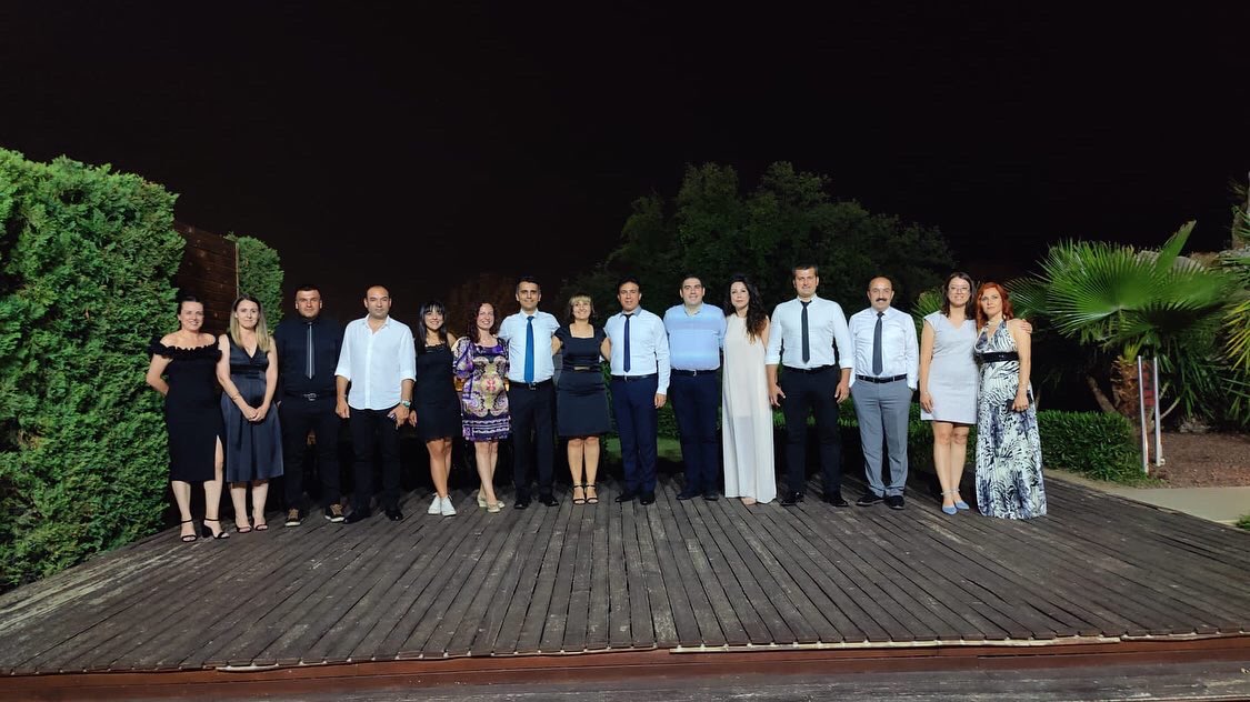 Anadolu Lisemizin bu yılki mezunları, öğretmenlerimiz ile okulda mezuniyet kutlaması yapıldı Öğrencilerimizin yolu açık olsun.