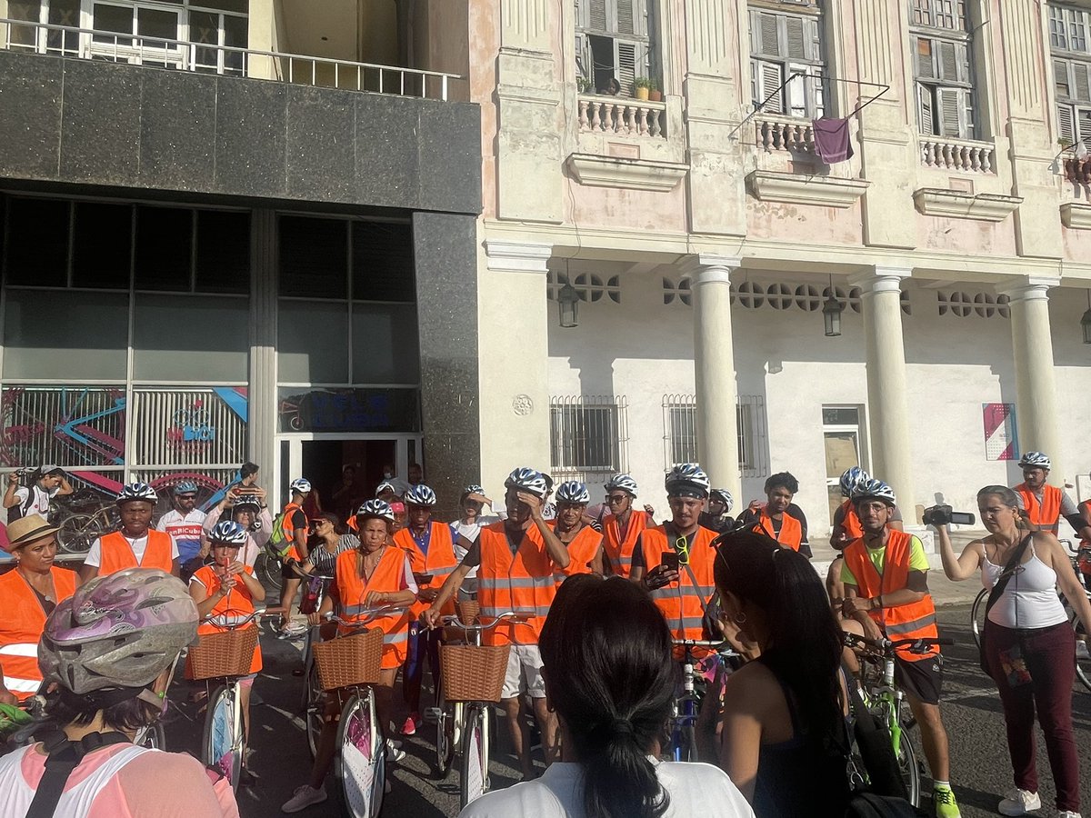 NLinCuba's tweet photo. 🚴‍♀️🚵‍♂️🚴🏾‍♂️ Con un guiño a la #mobilidadsostenible comenzamos el viernes y cerramos la 3ra edición del #FestivaldelaRueda, dedicado a sensibilizar sobre la comunidad sorda en la vía. 

#Cuba8 #VeloCuba @citykleta @ArtecorteCuba @Daniel_HaBici @RutaBikes @NacionalAnsoc https://t.co/Qdw3In6YNL